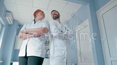 站在医院病房里的两位自信医生的画像